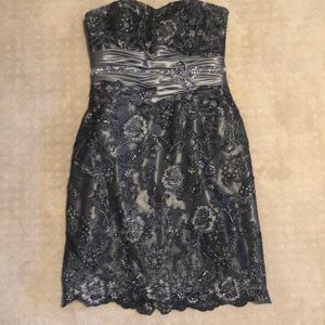 Formal strapless cocktail dress. Built in bra.